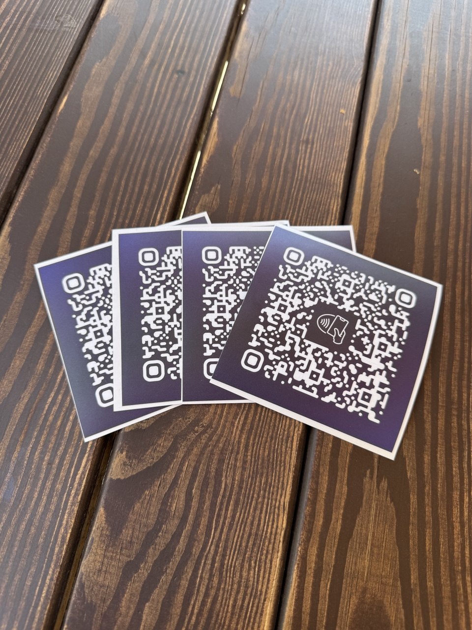 Estate Invest Company: NFC-стикеры для отзывов, созданные для компании недвижимости из Молдовы.